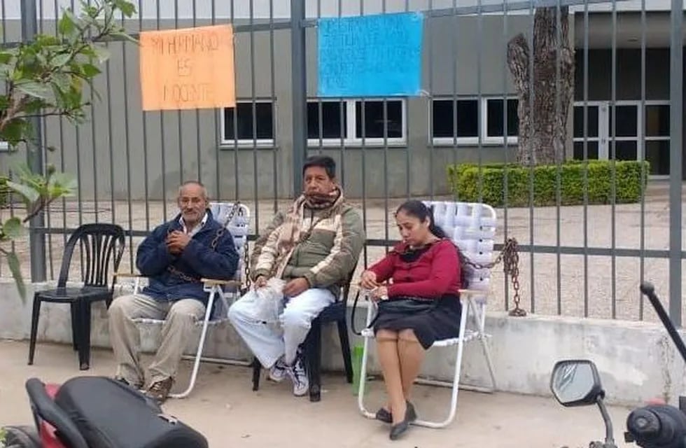 Los padres de Mauro se encadenaron en las rejas de la sede judicial (El Tribuno)
