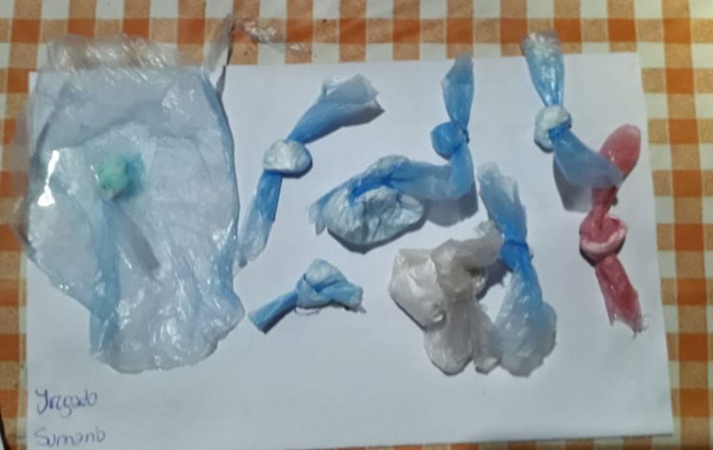 Drogas y armas encontradas durante el allanamiento en la casa del "Caso 98"