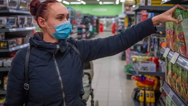Mujer compra en supermercado