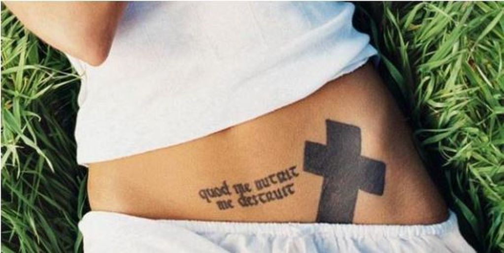 Frase y cruz, que tapa un tatuaje anterior (Web)