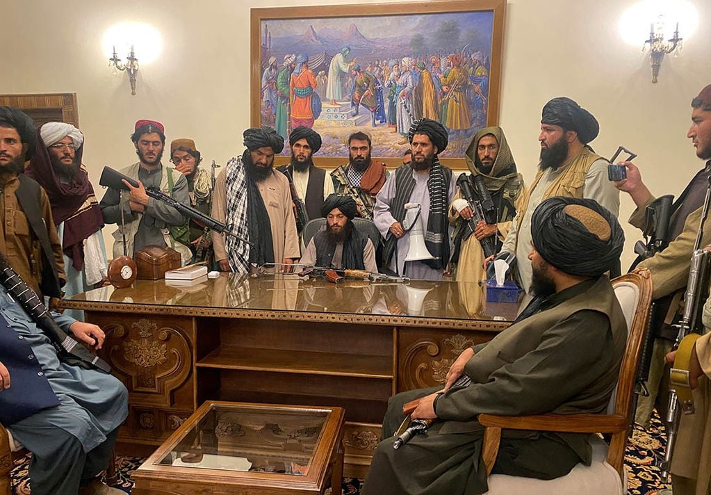 Talibanes toman el poder en Afganistán.