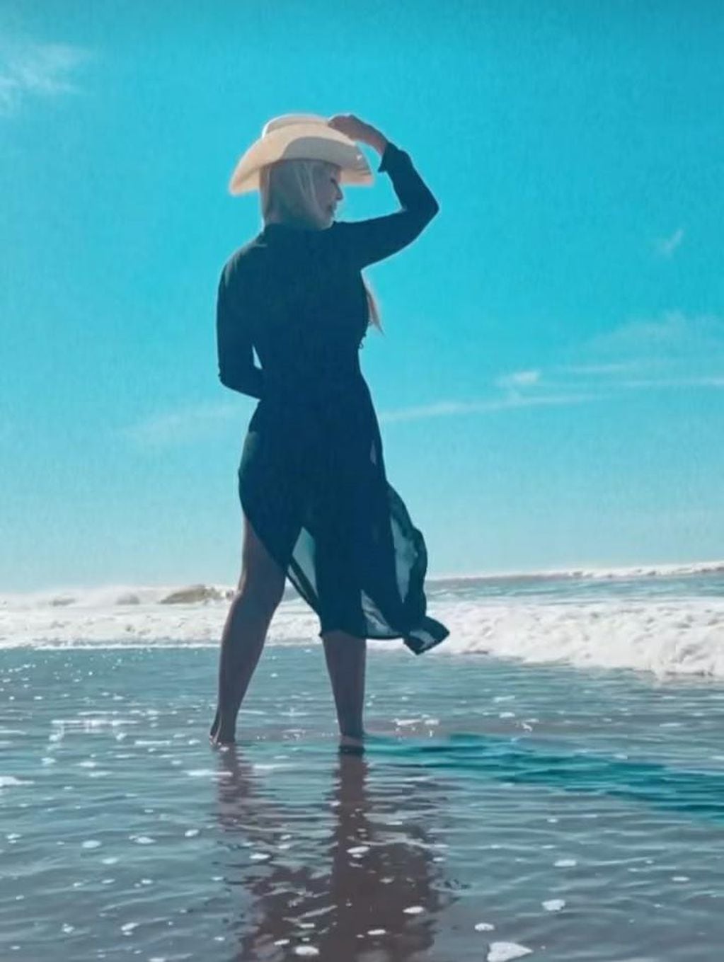 Graciela Alfano en la playa