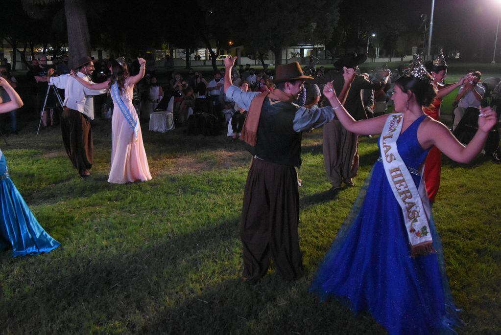 En el campo histórico de El Plumerillo Las Heras realizó su fiesta virtual. Las reinas bailan musica folclórica. José Gutiérrez/Los Andes