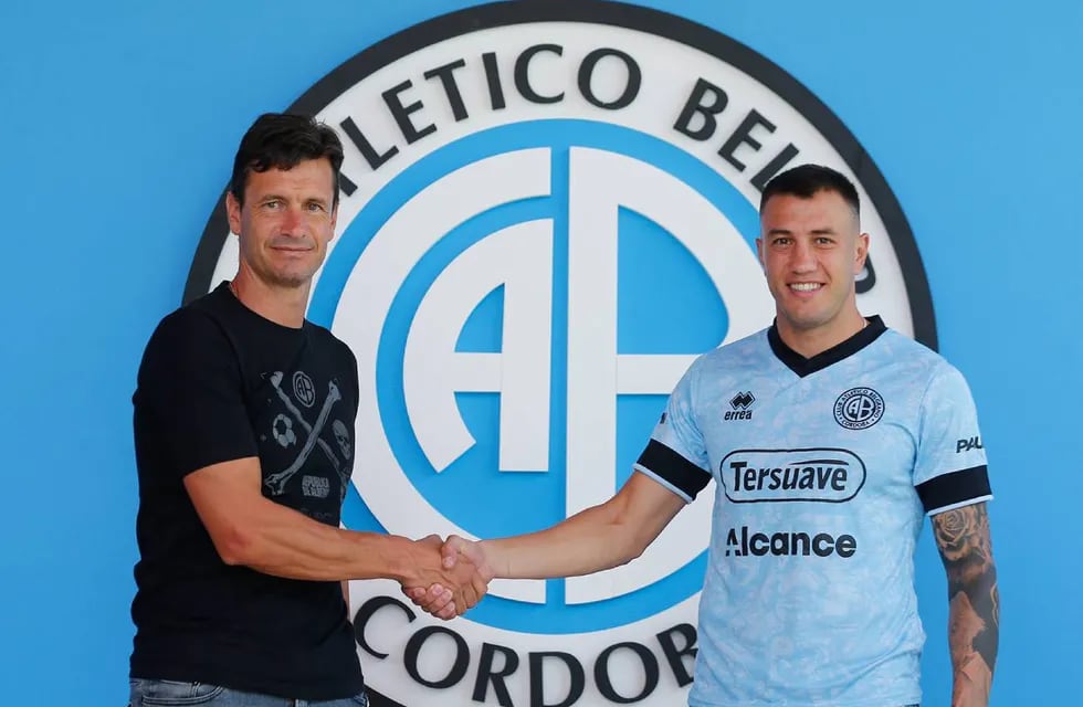 Gabirel Compagnucci y Mauro Óbolo, manager deportivo, en la firma del contrato del jugador (Prensa Belgrano).