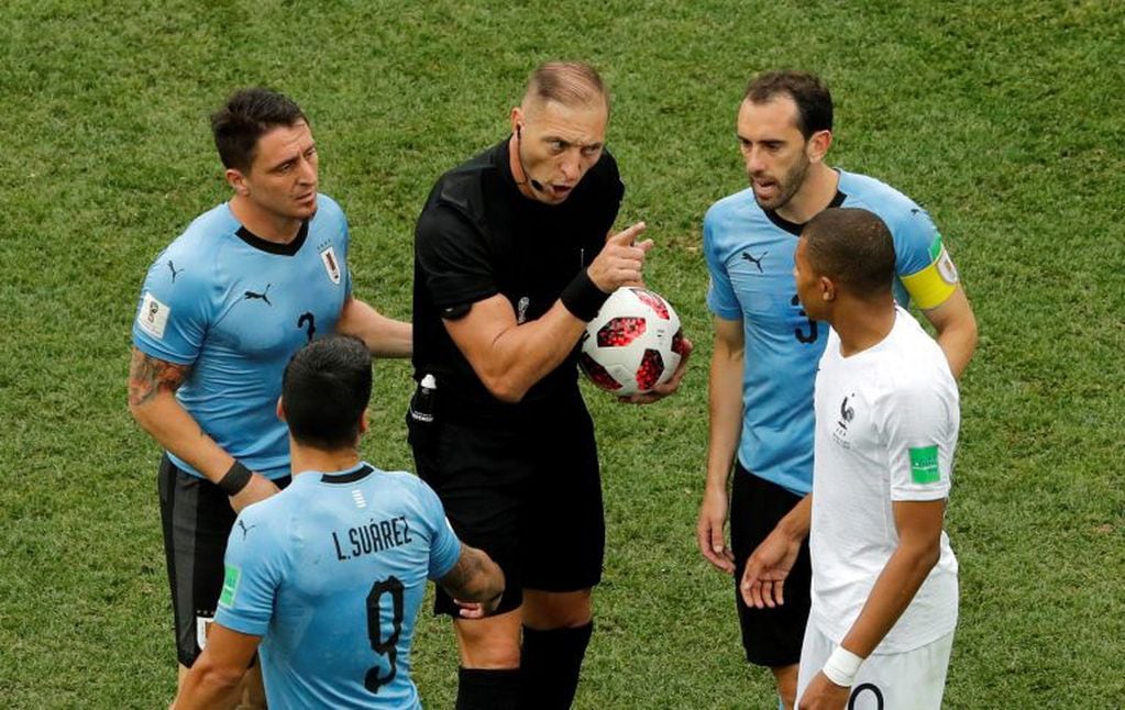 Pitana durante el duelo entre Francia y Uruguay, por la Copa del Mundo 2018. (Foto: REUTER)