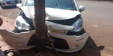 Joven chocó su vehículo contra un poste de luz en Oberá