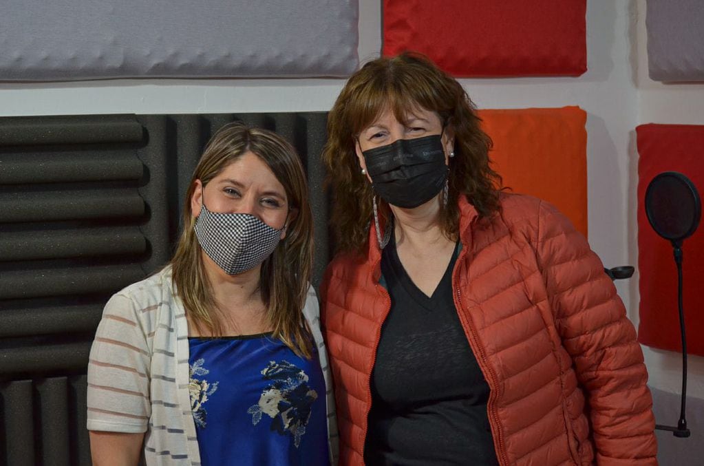 Mónica Urquiza junto a Alejandra Saldivia. La vicegobernadora brindó una entrevista en el programa "Perfiles" por Radio Mitre Ushuaia.