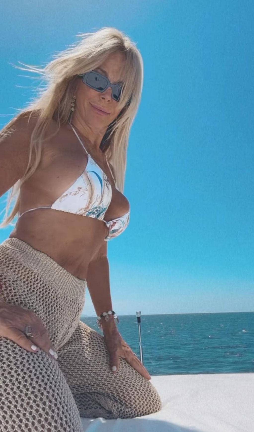 A los 71 años, Graciela Alfano deslumbró con una bikini XXS desde la playa

