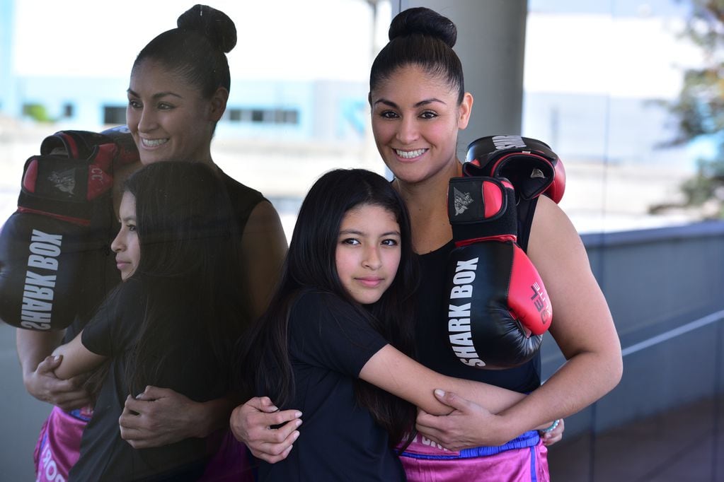 Día de la madre, Cintia Castillo, boxeadora cordobesa, y Martina Silva, su hija. (José Gabriel Hernández / La Voz)