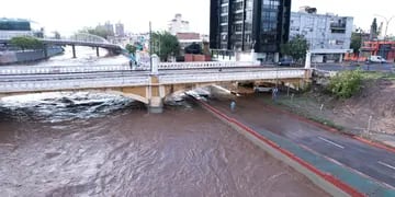 La creciente del Río Suquía tras las lluvias de este miércoles. (Municipalidad de Córdoba)