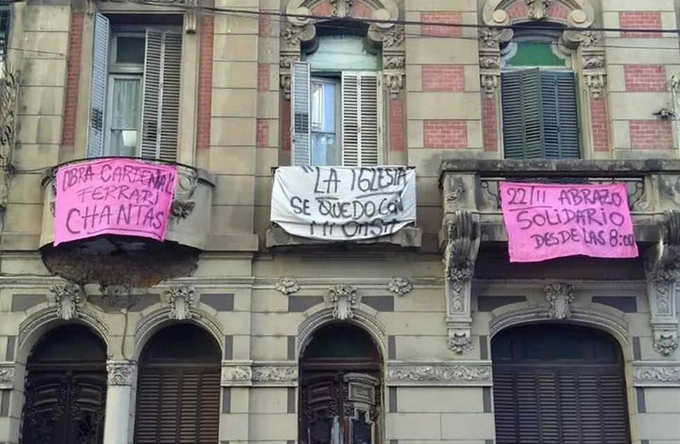 La fachada permanece cubierta de banderas para protestar contra la resolución de la causa. (Facebook)
