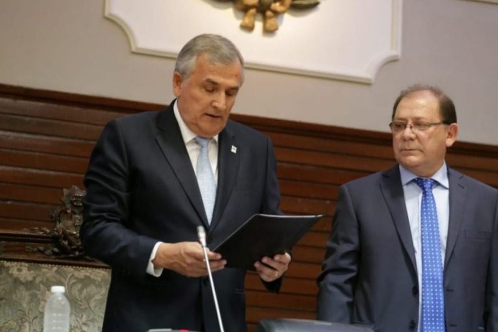 Momento en que el gobernador Gerardo Morales presta juramento para ejercer un nuevo mandato al frente del Poder Ejecutivo.