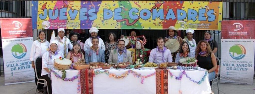 Autoridades municipales, junto a referentes gastronómicos y vecinos de Villa Jardín de Reyes, al presentar oficialmente la novena edición del festejo del Jueves de Comadres, que organiza la Delegación Municipal.