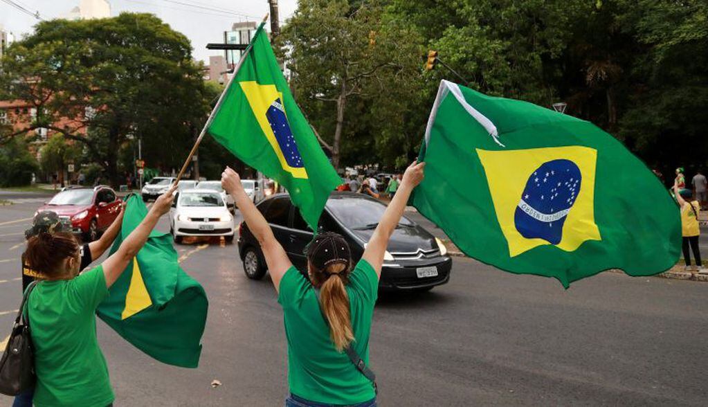 Women celebrate with Brazilian national flags after a Brazilian appeals court upheld the corruption conviction of former President Luiz Inacio Lula da Silva, in Porto Alegre, Brazil January 24, 2018.  REUTERS/Diego Vara