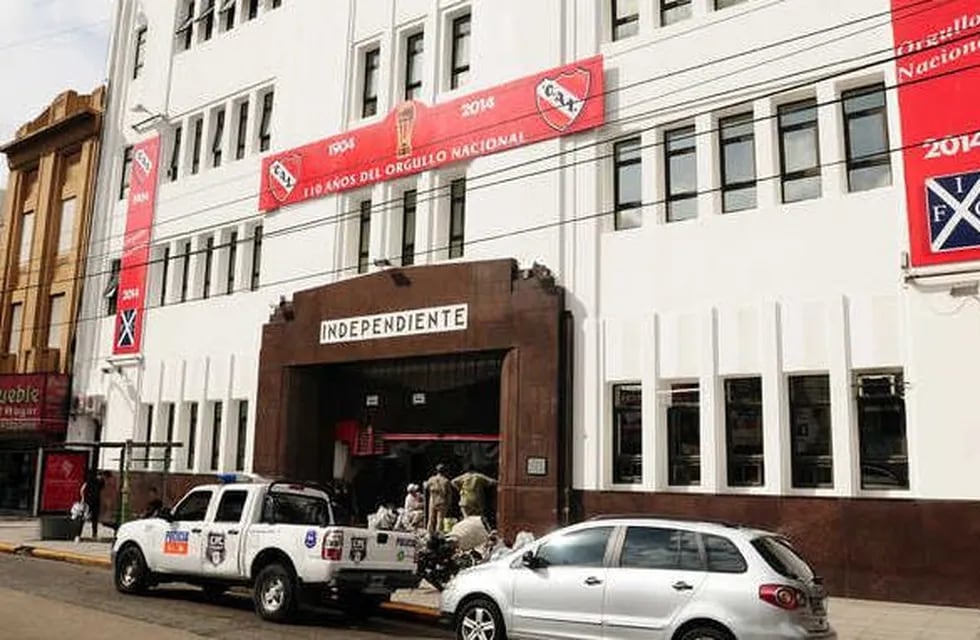 La Policía Federal allana la sede de Independiente por presunto lavado de dinero.