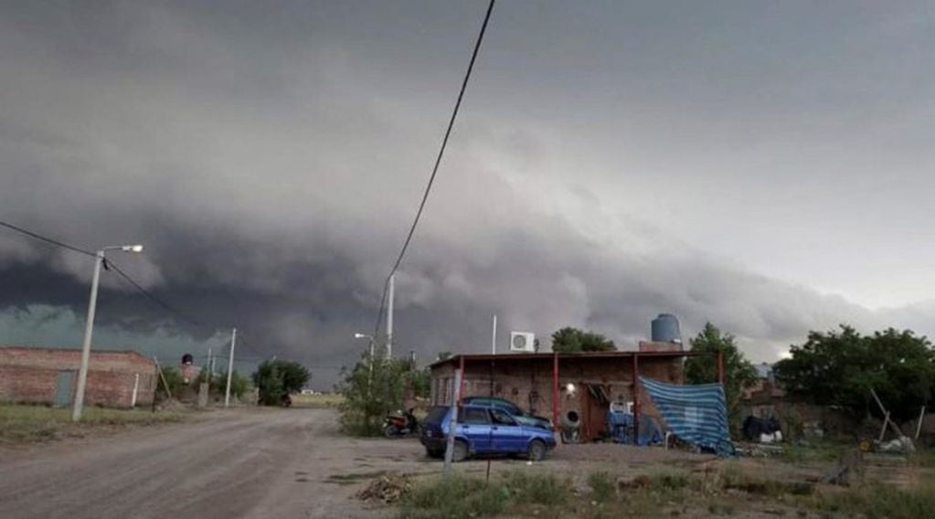 Una vecina fotografió la tormenta a las 4 de la tarde, que dejaba la localidad a oscuras (Graciela Antimán)