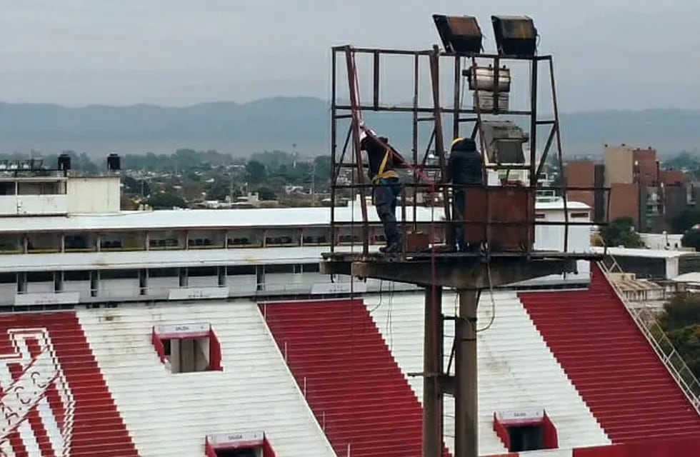 Así trabajaban este lunes en el estadio Instituto, para modernizar su sistema lumínico (Foto: Prensa IACC).