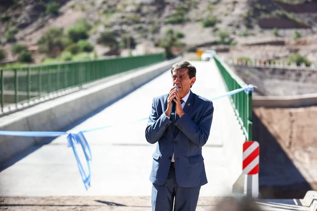 El gobernador Carlos Sadir encabezó el acto de inauguración del puente que conecta las márgenes del río Grande, a la altura de la estación Purmamarca del Tren Solar y el barrio Coquena.