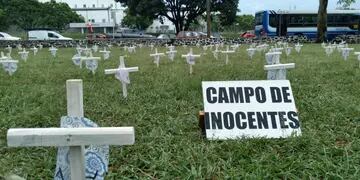 Militantes provida montaron un cementerio de bebés en el Parque 20 de Febrero