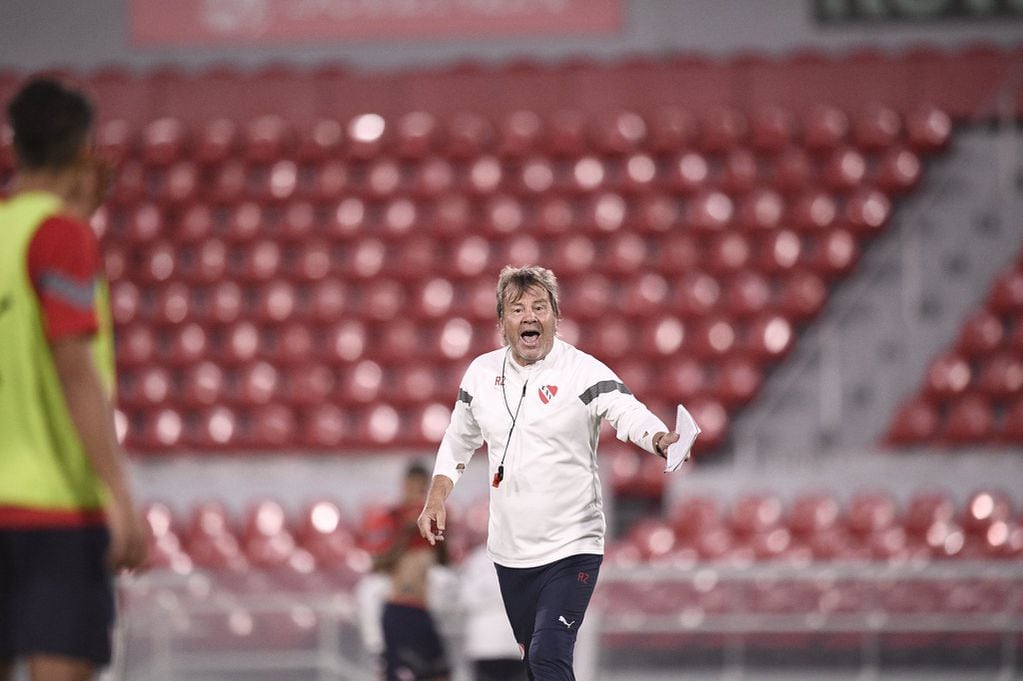 Ricardo Zielinski, DT de Independiente, en medio de una práctica. (Prensa CAI).