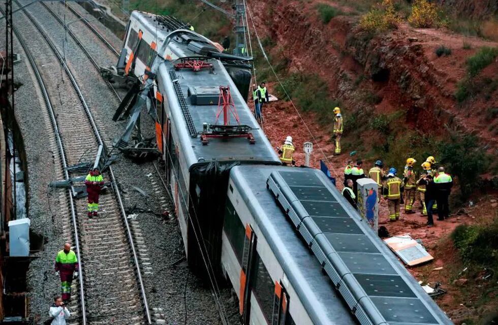 Un muerto y 49 heridos por el descarrilamiento de un tren en Cataluña. Foto: AFP.