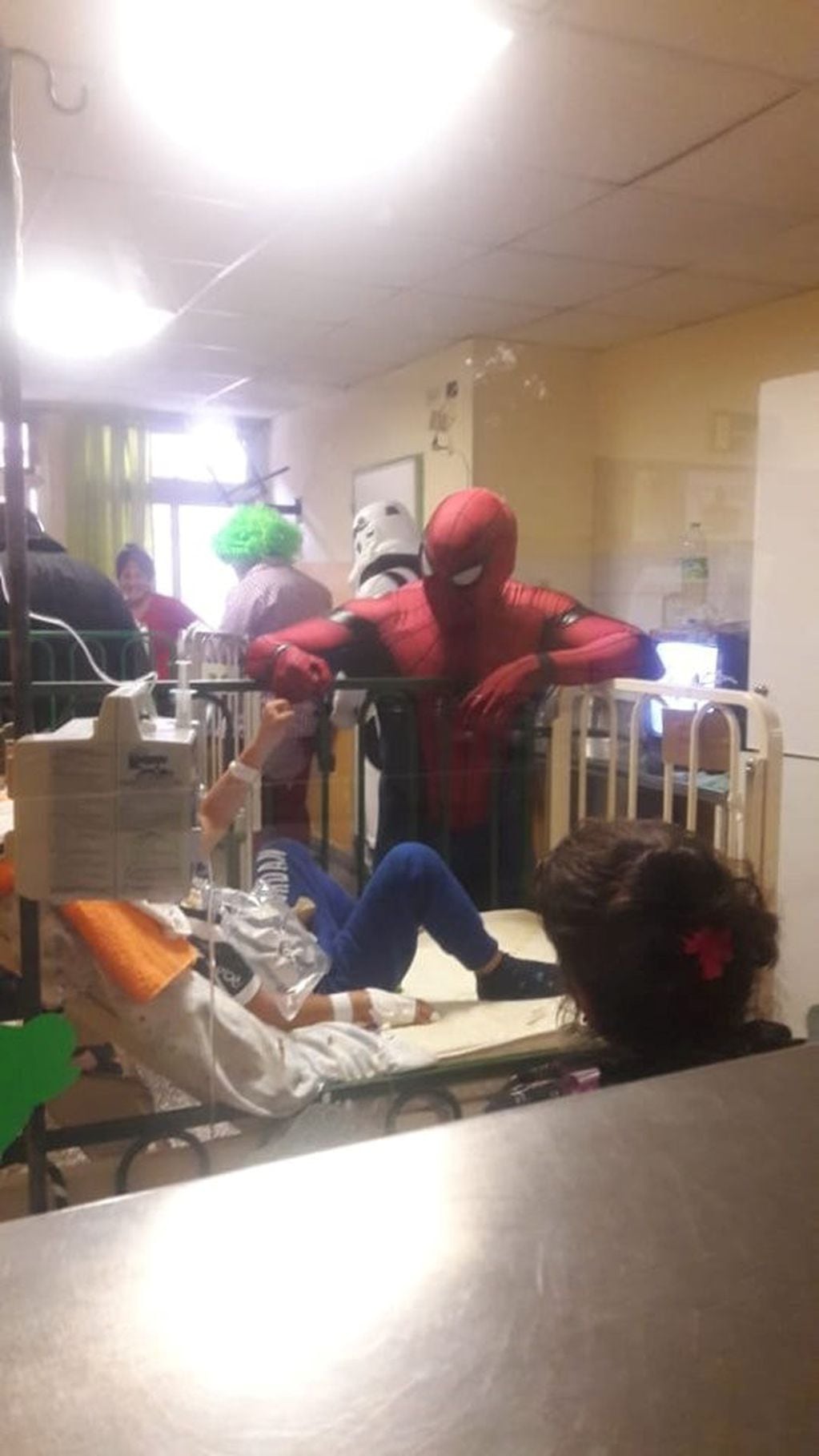 Darth Vader y El Hombre Araña cordobés visitaron a los chicos del área de Oncología del Hospital de Niños y así los alegraron. (Facebook)