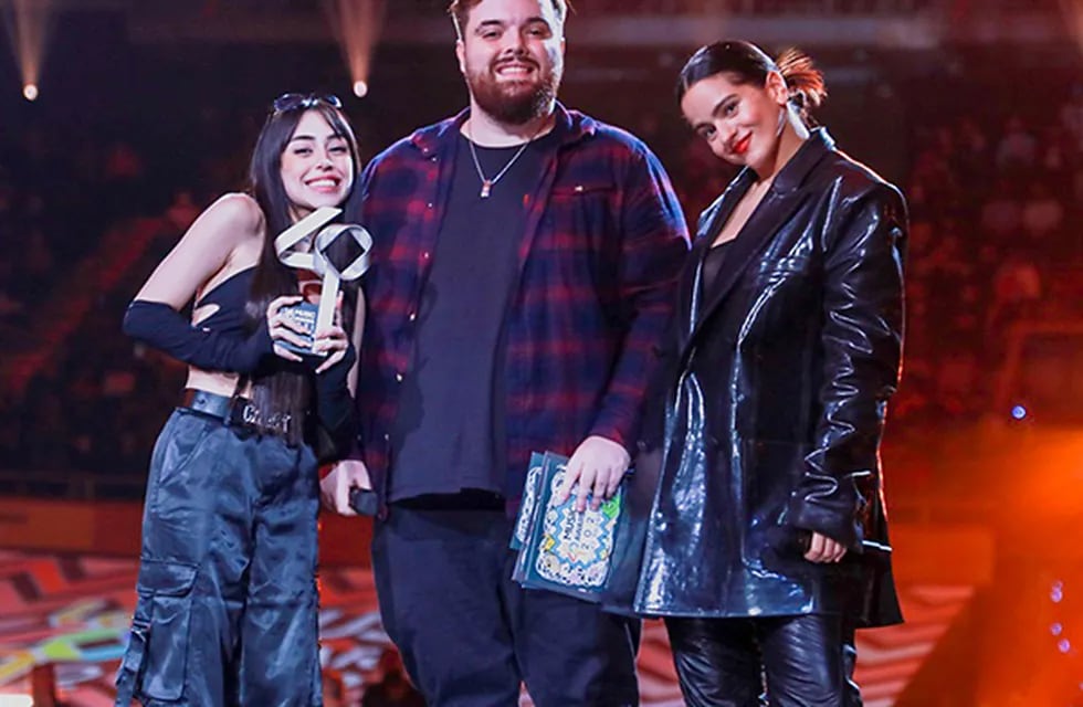 Nicki Nicole con Ibai Llanos y Rosalía en Los40 Music Awards.