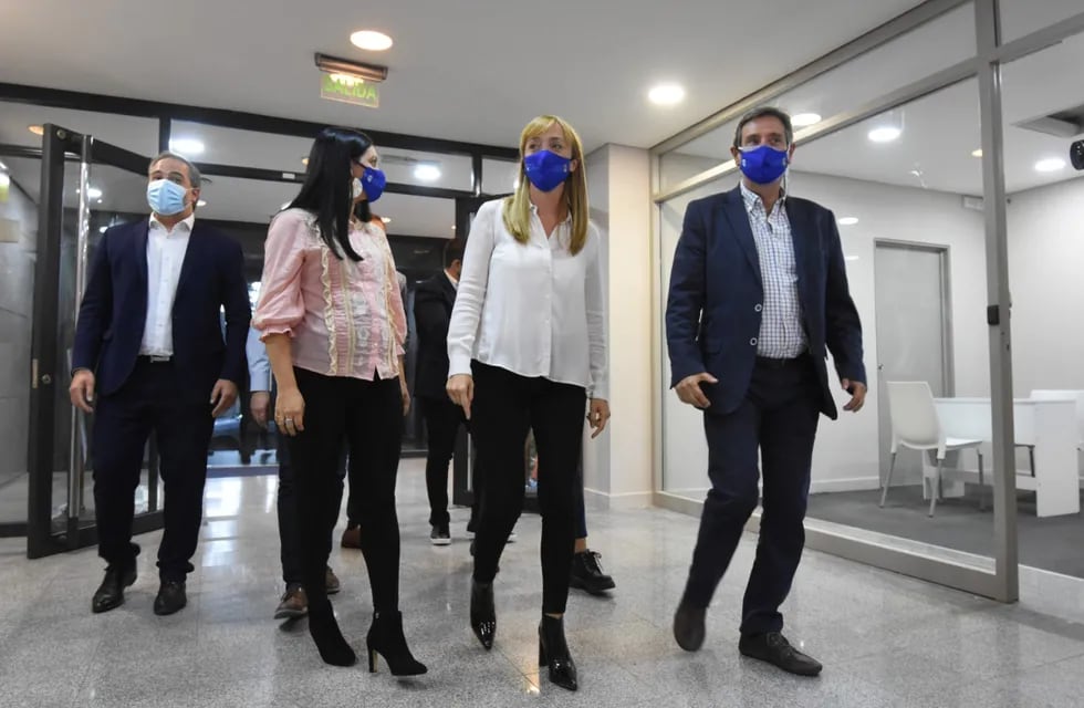 Con la presidenta del PJ mendocino a la cabeza, Anabel Fernández Sagasti, quedó inaugurada la nueva sede partidaria. Estuvieron además varios referentes locales del partido.