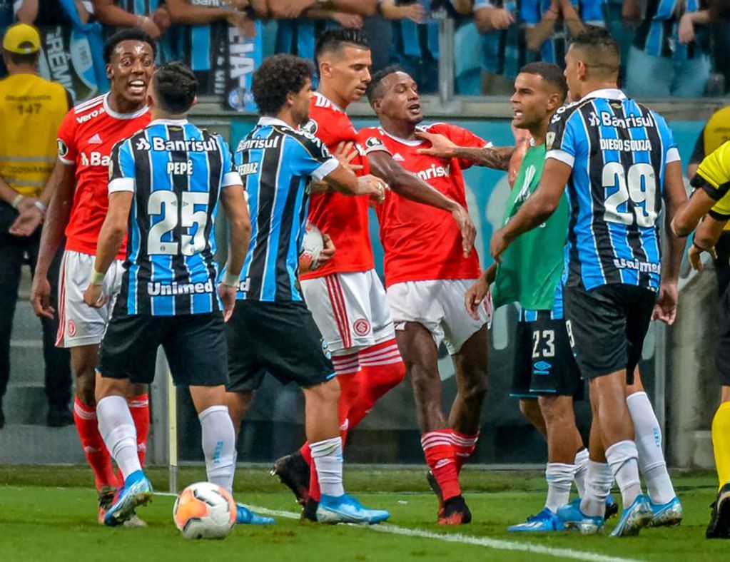 Tumulto en el partido entre Gremio e Inter. (SILVIO AVILA / AFP)