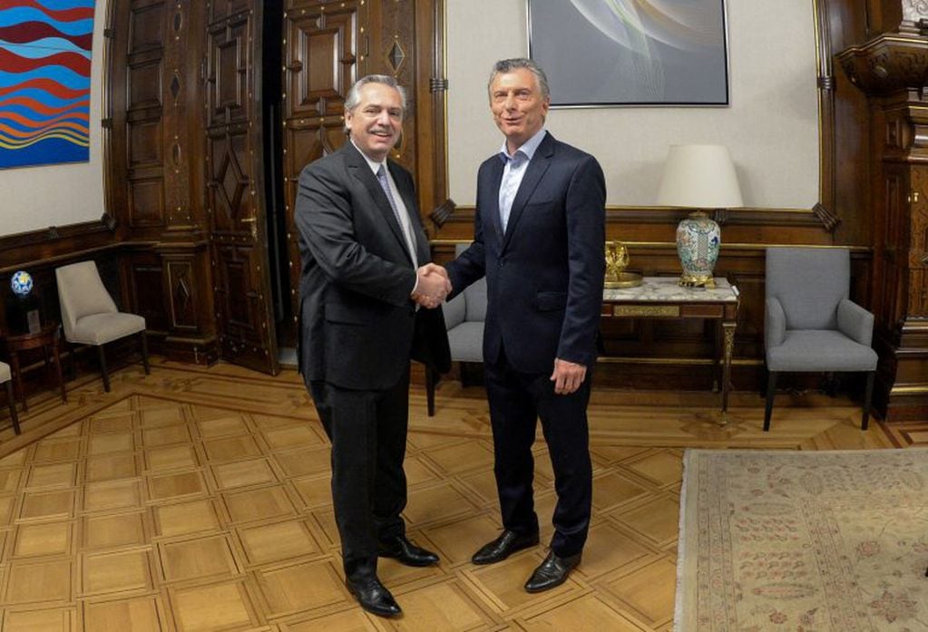 Alberto Fernández y Mauricio Macri dialogan sobre la transición. (Foto: Presidencia)