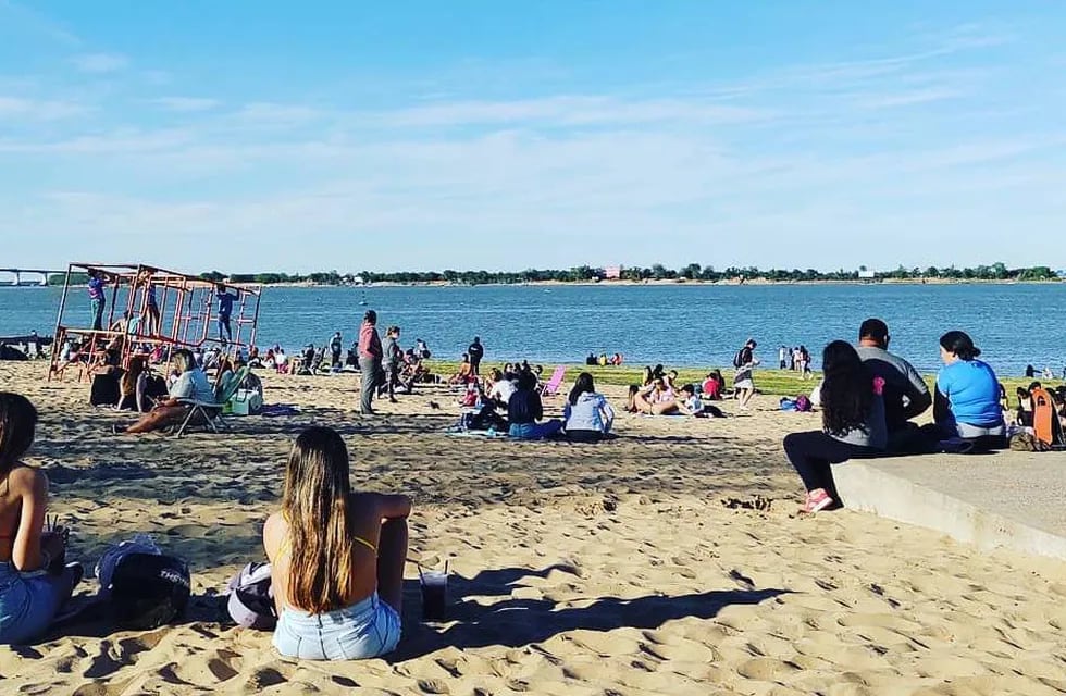 La Rambla Catalunya es el principal espacio público de la costanera norte de Rosario sobre el río Paraná para disfrutar de jornadas de sol.