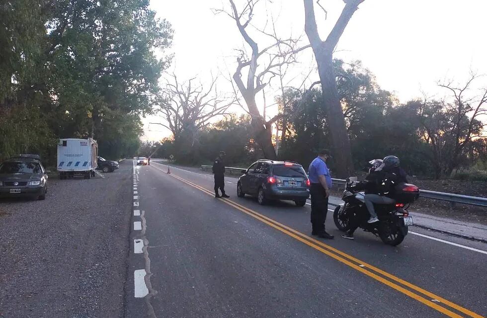 La Policía montó cuatro puestos de control, dos en la ruta 143, uno en la 188 y el cuarto en la ruta 171 y acompañan a los viajeros hasta que salen de la zona en cuarentena.