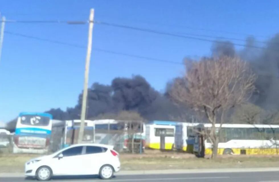 Incendio en un predio de la ex Ciudad de Córdoba.