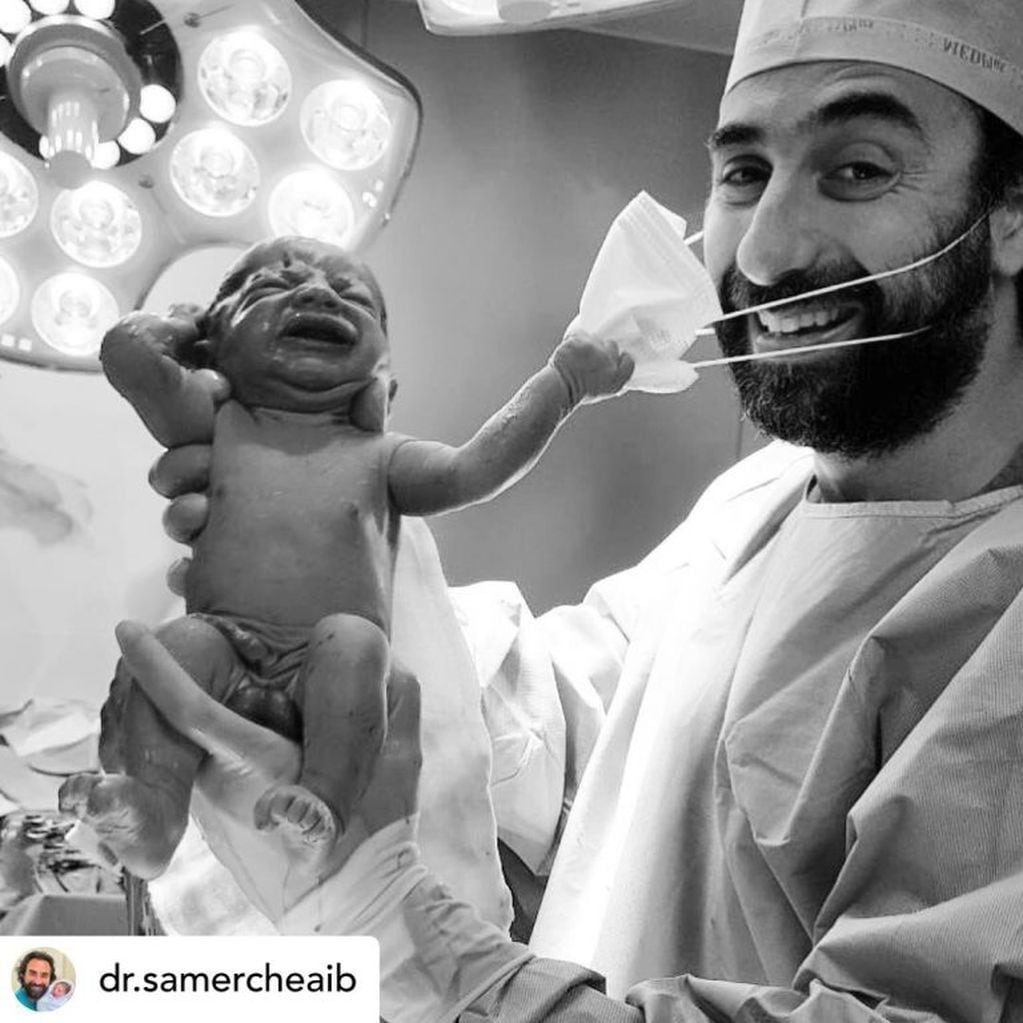 Tierna imagen de un bebé recién nacido quitándole el barbijo al médico (Instagram)
