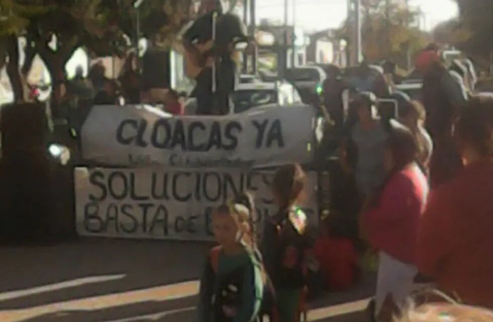 Vecinos en la protesta de Villa El Libertador