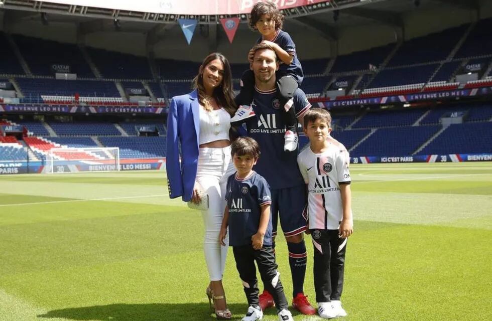 La familia dejó de lado los colores de PSG y se vistió de albiceleste para el evento.