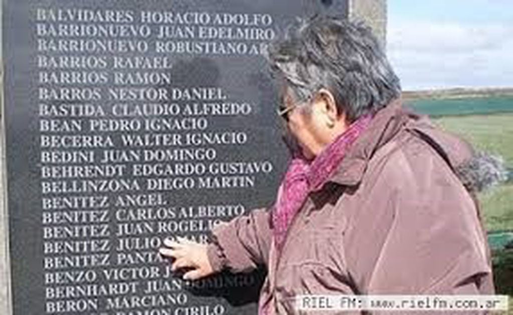 Los homenajes a los tripulantes del la Lancha "Río Iguazú" y en especial al Cbo 1° Benítez se reiteran cada 22 de mayo.