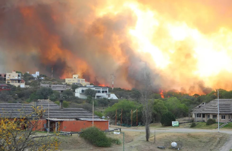 Incendio entre Malagueño y Carlos Paz, en 2020. Zonas pobladas, a escasa distancia. (La Voz)