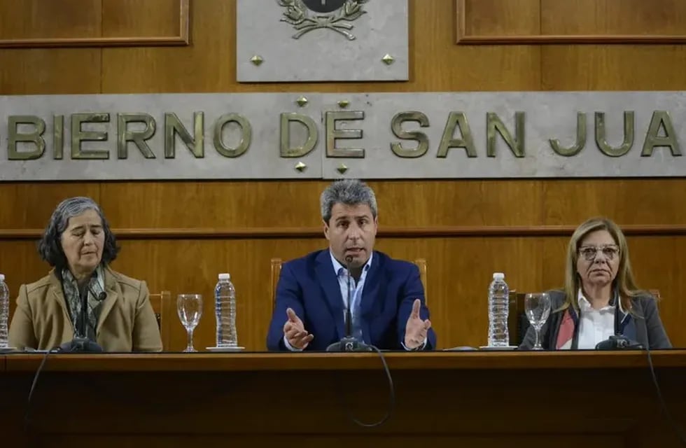 De izquierda a derecha: Cecilia Trincado Moncho (ministra de Educación), Sergio Uñac (Gobernador) y Marisa López (ministra de Hacienda). Imagen de archivo.
