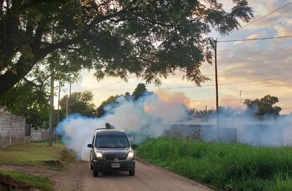 Operativos de fumigación contra el dengue en barrios de la ciudad de Córdoba.