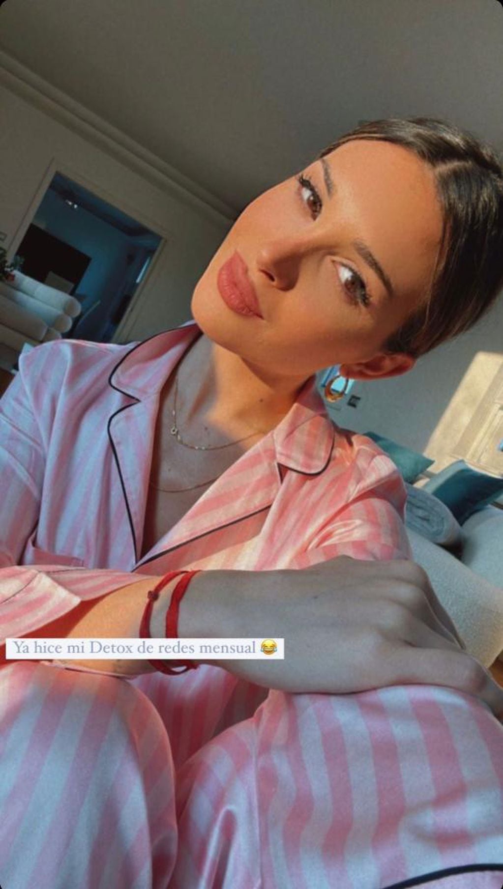 Agustina Gandolfo posteó una selfie de regreso a Instagram, en pijama y de entre casa.