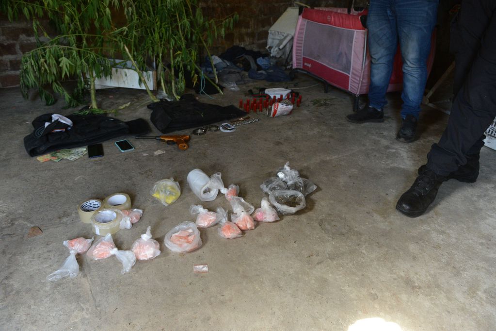 La policía allanó la casa de "El Paisa" y encontró 15 mil paquetes que tienen las mismas características de las dosis envenedadas. 