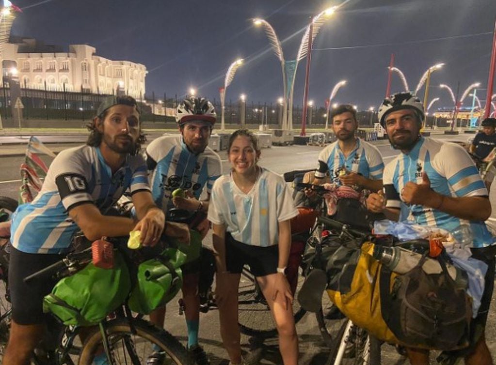 Paula con Leandro, Lucas, Matías y Silvio, los cuatro cordobeses que llegaron en bicicleta a Qatar.
