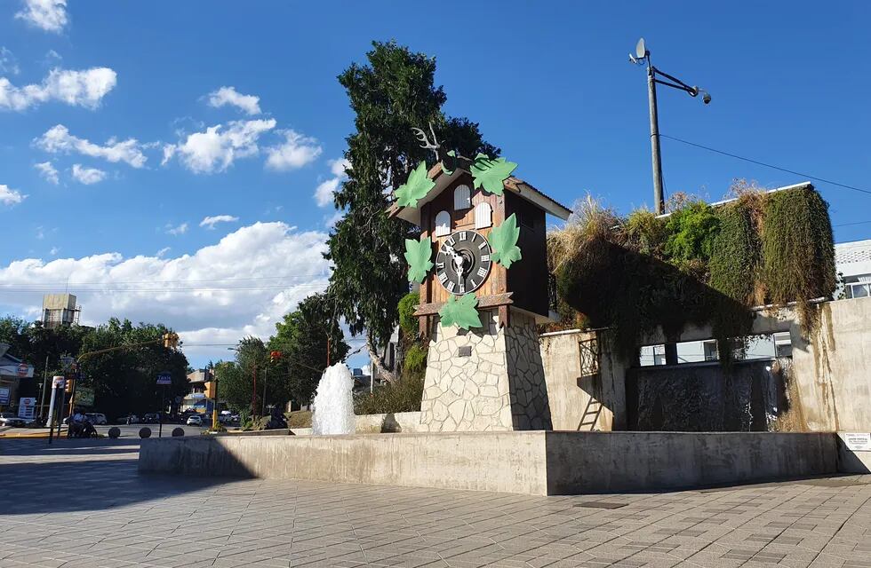 Tarde de verano en la plazoleta del tan visitado Reloj Cucú en Carlos Paz. (Foto: VíaCarlosPaz).