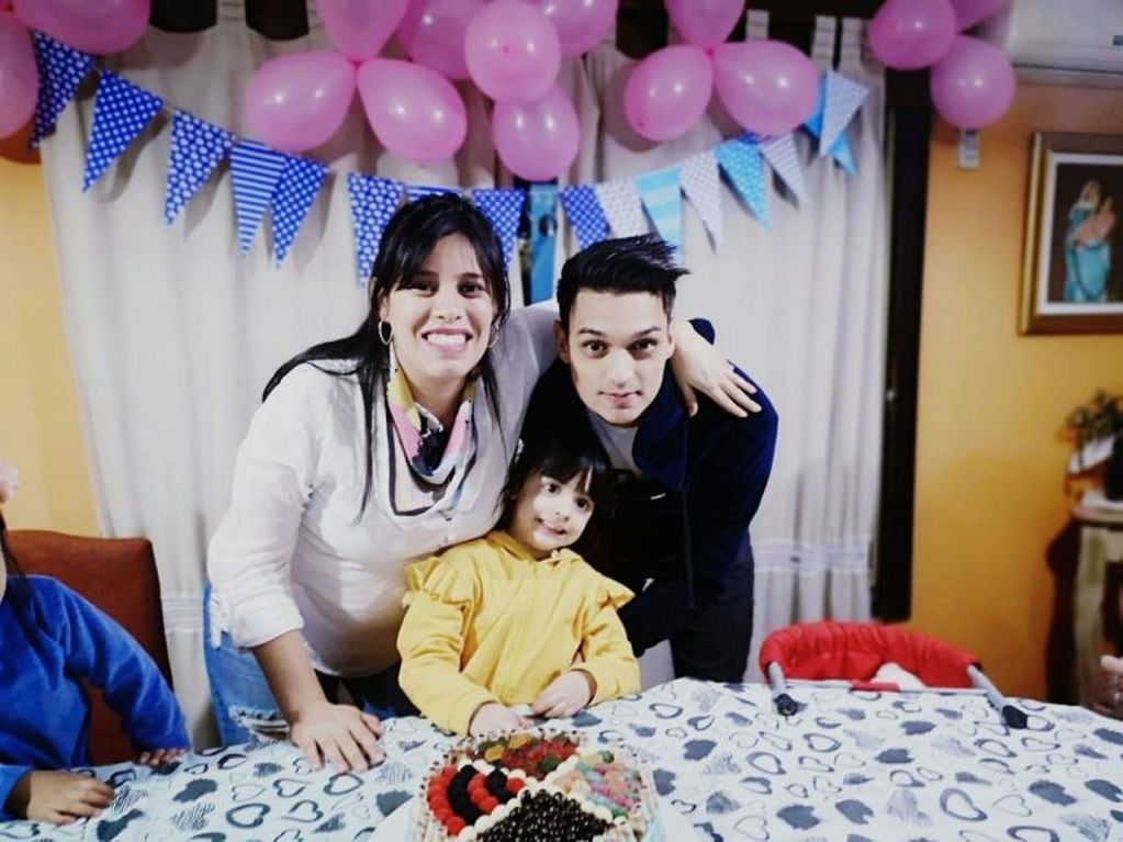 Mauricio Tapia, arquero de Huracán de barrio La France, con su familia celebrando un cumpleaños.