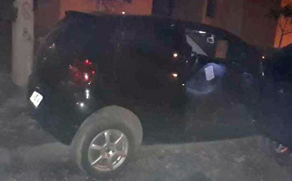 El VW Fox que utilizaron los delincuentes para secuestrar a un joven en Godoy Cruz.