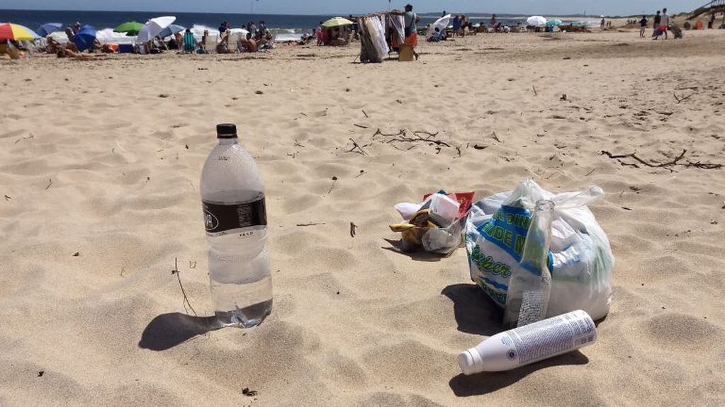 Más del 80% de los residuos encontrados en las playas bonaerenses son plásticos