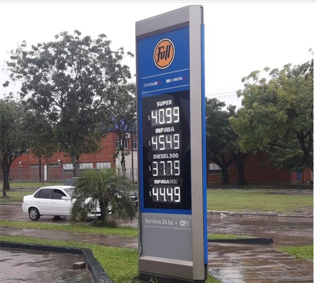 Desde la madrugada de este lunes las estaciones de servicio de YPF amanecieron en todo el país con bajas en los precios de todos sus combustibles. (Foto: Hernán Salinas)
