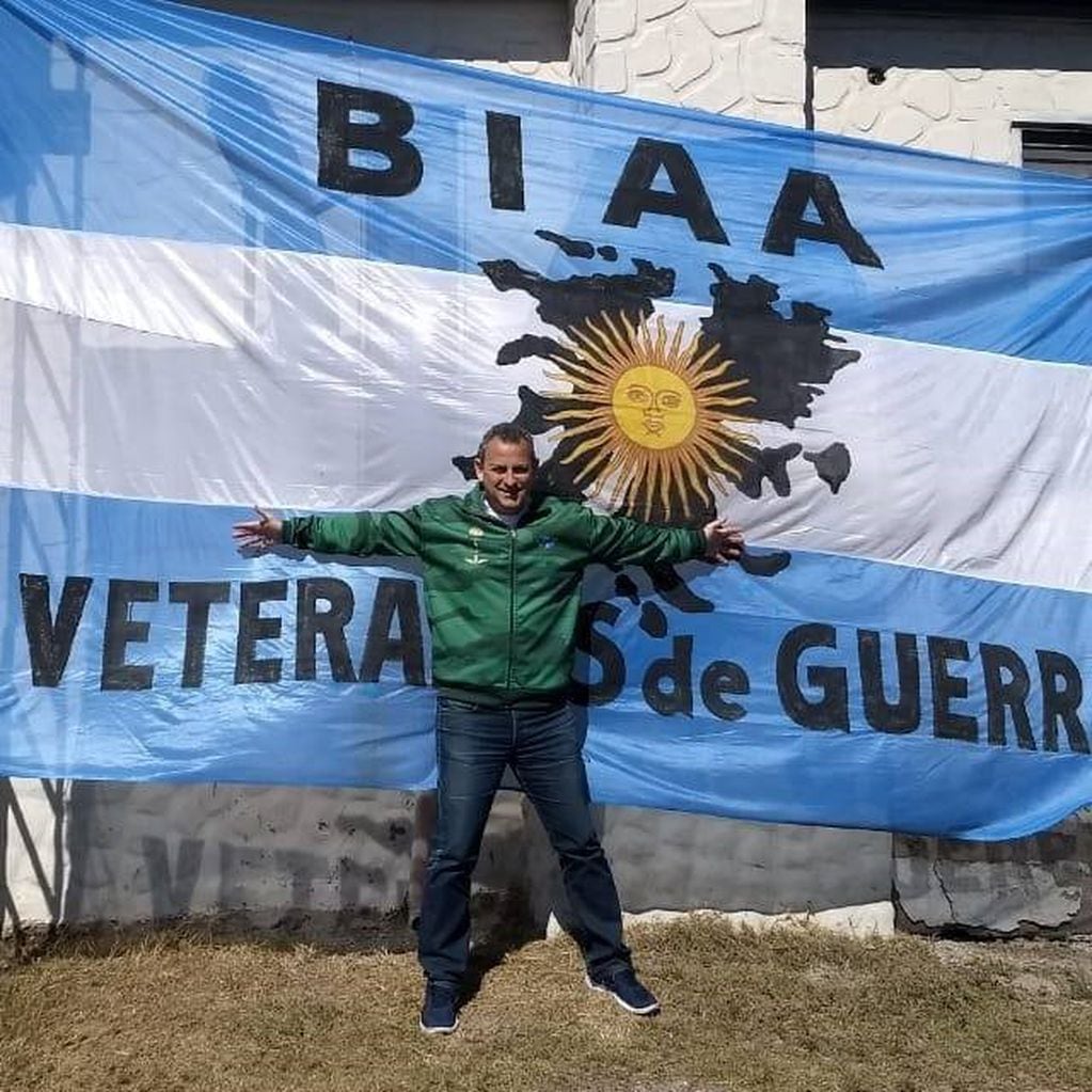 Fernando, hoy, al igual que 23 soldados de Malvinas ejerce la profesión de Ingeniero en la provincia de Tucumán. En la imagen se lo ve con una bandera alusiva al Batallón donde presestó servicios.