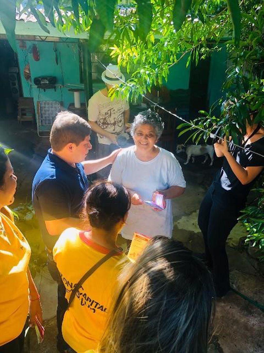 Oscar Alarcón junto a las promotoras de la lucha contra el dengue en el barrio Tajamar. (M. de Salud)